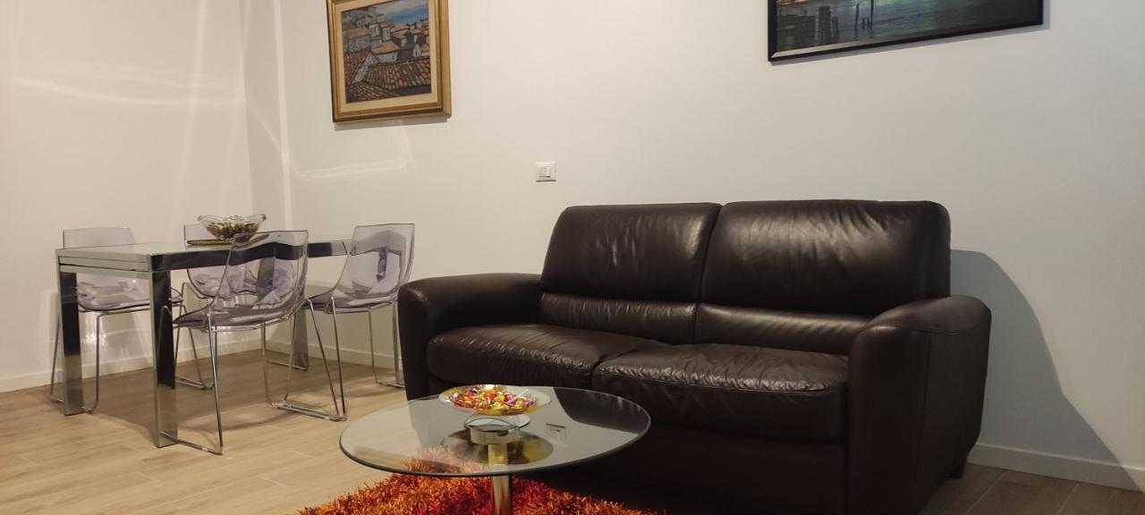 Interno Nove - Appartamento A Corsico Bagian luar foto
