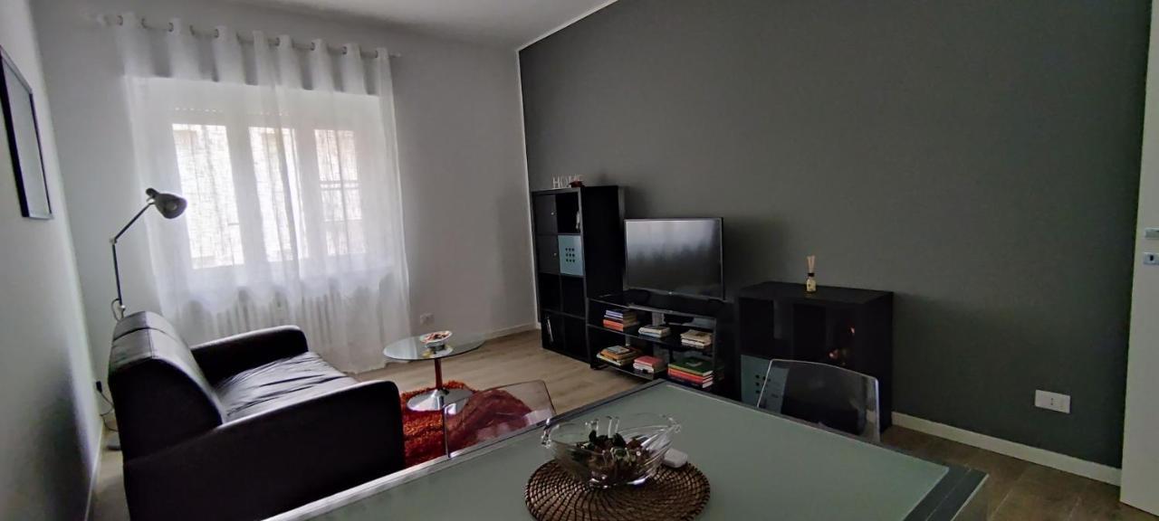Interno Nove - Appartamento A Corsico Bagian luar foto